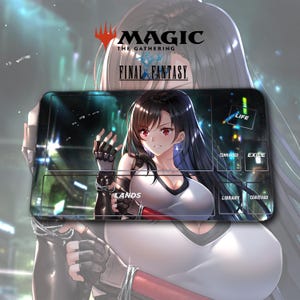 Op de afbeelding: Een Magic: The Gathering speelmat met een Final Fantasy-ontwerp. De mat toont een vrouwelijk anime-personage met zwart haar en rode ogen, gekleed in een witte tanktop. De speelmat heeft gemarkeerde zones voor gameplay.