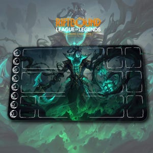 Könnte beinhalten: Rechteckige Spielmatte für das League of Legends Sammelkartenspiel. Die Matte zeigt eine teal- und schwarze Illustration eines Charakters mit leuchtenden Akzenten. Oben auf der Matte steht der Text "RIFTBOUND LEAGUE OF LEGENDS TRADING CARD GAME".