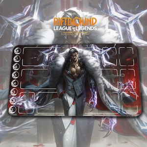 Puede incluir: Una alfombrilla de juego rectangular con un personaje de League of Legends. La alfombrilla tiene un diseño rojo y negro con una ilustración central de un hombre con traje y cuello de piel blanca. La alfombrilla tiene el texto "RIFTBOUND LEAGUE OF LEGENDS TRADING CARD GAME".