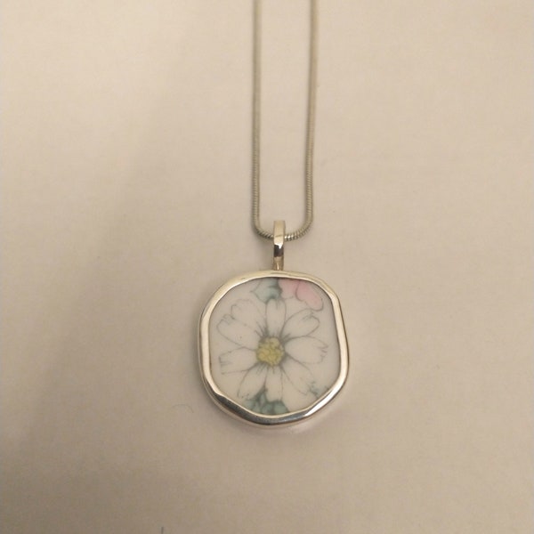 China Jewelry, Pendant. Sterling "WHITE DAISY FLOWER from a  Wedgewood plate" A 297