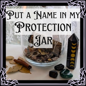 Peut inclure: Un bocal en verre transparent contenant un fagot de sauge et des herbes séchées, avec le texte "PUT A NAME IN MY PROTECTION JAR". À côté se trouvent un bâton de cannelle, des feuilles séchées, trois pierres polies et un cristal noir à phases lunaires.