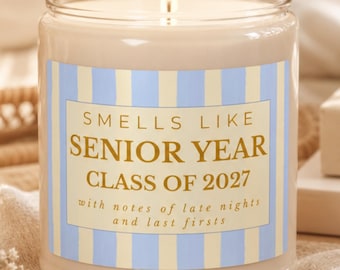 Candela per la classe del 2027 - Regalo di laurea "Smells Like Senior Year" - Regalo per studenti dell'ultimo anno delle superiori - Regali di laurea per la classe del 2027