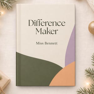 Może przedstawiać: Książka w twardej oprawie z okładką w kolorze kremowym, zawierająca napis "Difference Maker" oraz "Miss Bennett" czcionką szeryfową. Projekt zawiera abstrakcyjne, zakrzywione kształty w odcieniach przygaszonej oliwkowej zieleni, lawendy i brzoskwini.