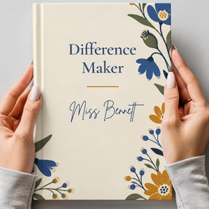 Op de afbeelding: Een hardcover boek met een crèmekleurige kaft met de tekst Difference Maker en Miss Bennett in blauw lettertype. De kaft is versierd met een bloemenpatroon van blauwe en mosterdgele bloemen, groene bladeren en dunne stengels.