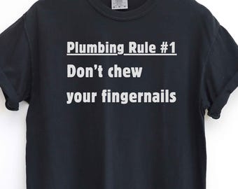 Camiseta divertida de fontanero, regalo para papá. Regla de fontanería n.° 1: No morderse las uñas. Camiseta divertida de trabajo para comerciante. Camiseta novedosa de regalo para instalador de tuberías.