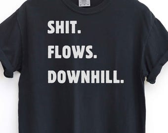 Camiseta divertida de fontanero, regalo para papá. La mierda fluye cuesta abajo. Camiseta de trabajo humorística de comerciante. Camiseta novedosa de regalo de instalador de tuberías.