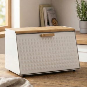 Może przedstawiać: Biały pojemnik na chleb z geometrycznym wzorem z przodu i bambusową pokrywą. Pudełko ma mały drewniany uchwyt i stoi na drewnianej powierzchni. Pojemnik na chleb to element wyposażenia kuchni.