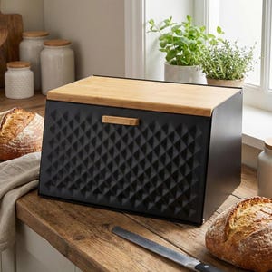 竹製の蓋が付いたモダンなスカンジナビア風の黒いブレッドボックス