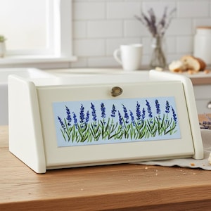 Handgemaakte witte broodtrommel met lavendelbloemen