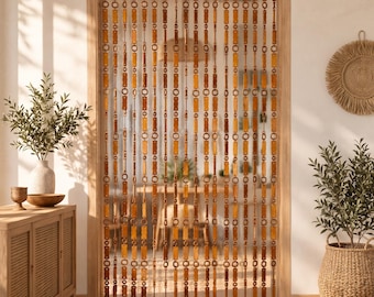 Cortina de puerta con cuentas de madera naranja, separador de ambientes estilo bohemio.