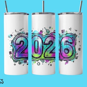 Könnte beinhalten: Drei weiße isolierte Becher mit einem farbenfrohen 2026-Design. Das Design zeigt die Zahlen 2026 in einem Farbverlauf aus Blau, Lila und Grün, umrandet in Schwarz mit geometrischen Formen. Jeder Becher hat einen silbernen Strohhalm.