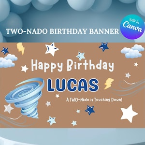 Può includere: Un banner di compleanno marrone con il testo "TWO-NADO BIRTHDAY BANNER" e "Happy Birthday LUCAS". Il banner presenta una grafica a tornado blu, stelle, nuvole e fulmini. È incluso anche il testo "A TWO-Nado is Touching Down!".