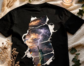 T-shirt Statue de la Liberté — New York Streetwear, Effet Déchirure au Dos, Coton Bio Unisexe, Cadeau Voyageur, Art Digital Homme Femme