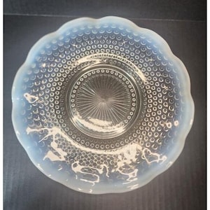 Assiette en verre 11 po. Anchor Hocking, pierre de lune, clous opalescents et clous