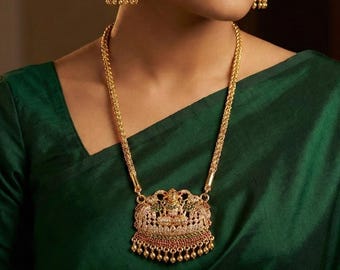 Conjunto de collar Lakshmi con jhumka, joyería de templo con piedras AD rojas y verdes, chapado en oro mate.