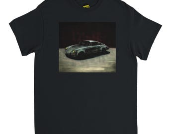 Puede incluir: Camiseta negra con una pintura de un coche clásico. La obra de arte representa un coche deportivo vintage en tonos verdes y grises, sobre un fondo oscuro. La camiseta tiene cuello redondo y mangas cortas, adecuada para uso casual.