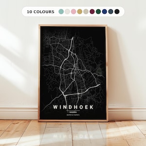 Puede incluir: Una lámina de arte mural rectangular con fondo negro y un mapa de líneas blancas de Windhoek, Namibia. El texto Windhoek, Namibia y las coordenadas 22.5776°S / 17.0773°E están impresos en blanco en la parte inferior. Hay una barra de colores arriba.