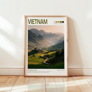 Może przedstawiać: Oprawiony wydruk przedstawiający pętlę Ha Giang w Wietnamie. Obraz przedstawia kręte drogi przez zielone góry i pola, ze słowem "VIETNAM" na górze. Wydruk zawiera tekst "ISSUE NO. 100".
