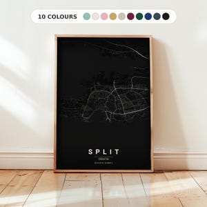 Può includere: Una stampa cartografica verticale incorniciata di Spalato, Croazia, con linee stradali bianche su sfondo nero. Il testo riporta SPLIT, CROATIA, e le coordinate 43.5116 N / 16.4409 E. Sopra la stampa, una barra mostra 10 campioni di colore.