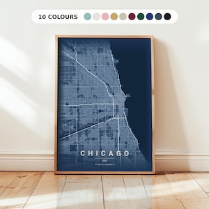 Può includere: Una stampa su mappa incorniciata di Chicago, USA, in tonalità blu. La griglia stradale e la costa della città sono dettagliate. La stampa include il nome della città e le coordinate. La parte superiore della cornice mostra il testo "10 COLORI".