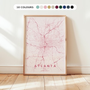 Può includere: Una mappa incorniciata di Atlanta, USA, in tonalità rosa, che mostra la rete stradale della città. La parola "ATLANTA" è ben visibile in basso, con il paese e le coordinate sottostanti. L'immagine offre una scelta di 10 colori.