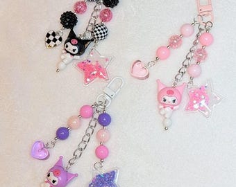 Ciondoli per borse e bicchieri d'acqua realizzati a mano con perline. Ciondoli di Hello Kitty.