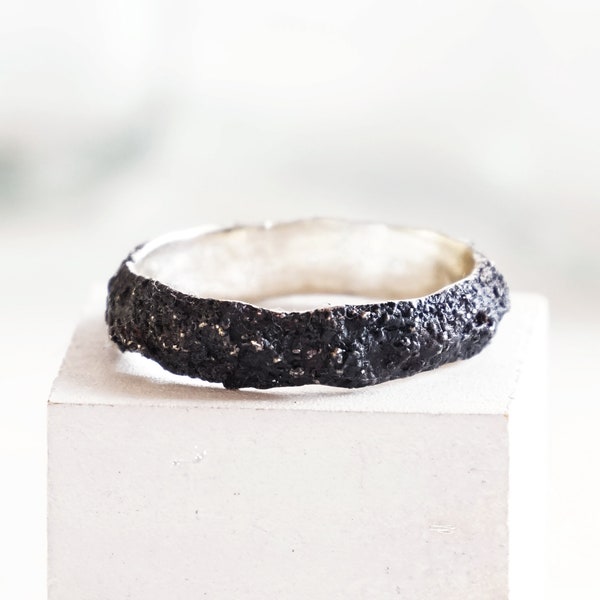 Certified Fairmined Black Oxidised 925 Silver Ring - Textured Unisex Raw Design - Alternative Sustainable jewelry made in Barcelona