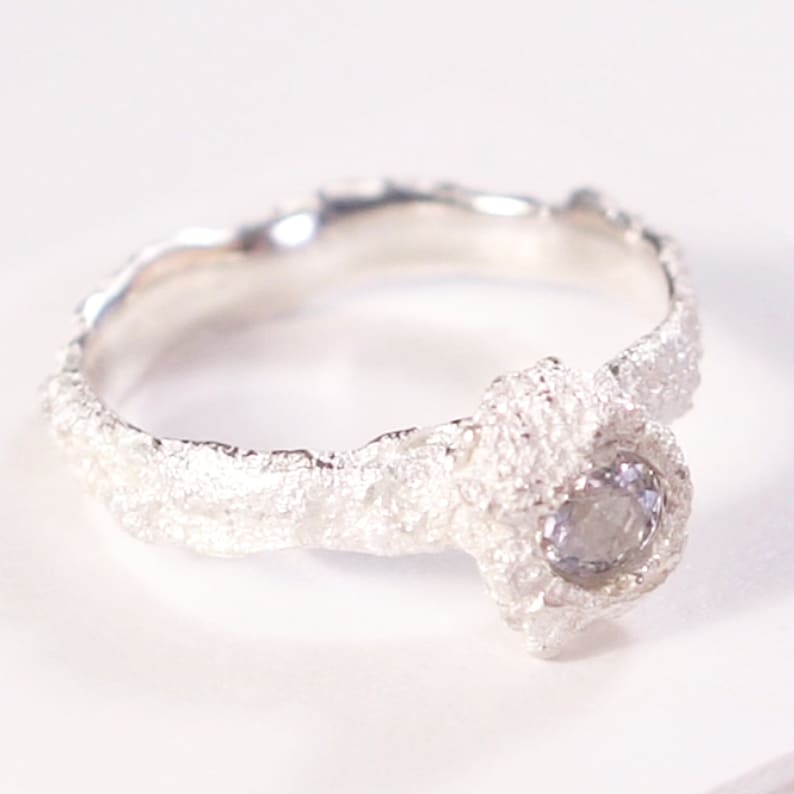 Weißer Saphir Solitär Ring in Fair Silber Sur le Sable Texturd Matt Finish Original Natur Inspiriert UnregelmäßigEr Solitär Bild 2