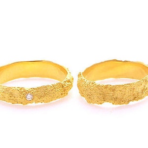 18K Massief Ethisch Geel Goud Fairmined Trouwring Set met een Witte Fairtrade Diamant, Textuur Onregelmatige &Natuurlijke Statement VingerStukken