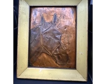 Quadro vintage in rame con bassorilievo di cavallo sbalzato, cornice, firmato A, tema equestre.