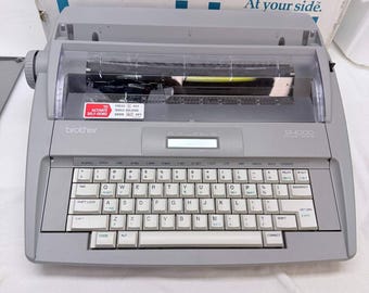 Macchina da scrivere elettronica Brother SX-4000 con display LCD e dizionario, colore grigio, vintage, in scatola.