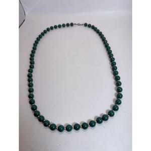 Colar vintage de contas verdes com espaçadores dourados, 76 cm de comprimento, cor verde-floresta.
