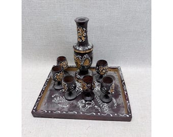 Vintage handbemalte geschnitzte Holz Dekanter Set Tablett 6 Kelche Volkskunst Barware