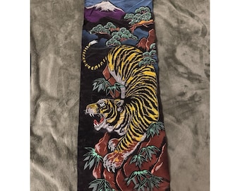 Rollos de pared japoneses antiguos de terciopelo con motivos del Monte Fuji, tigres, samuráis, pavos reales y geishas.