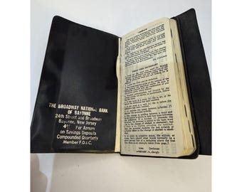 Diccionario Webster antiguo. The Broadway National Bank, Bayonne, Nueva Jersey, década de 1940.