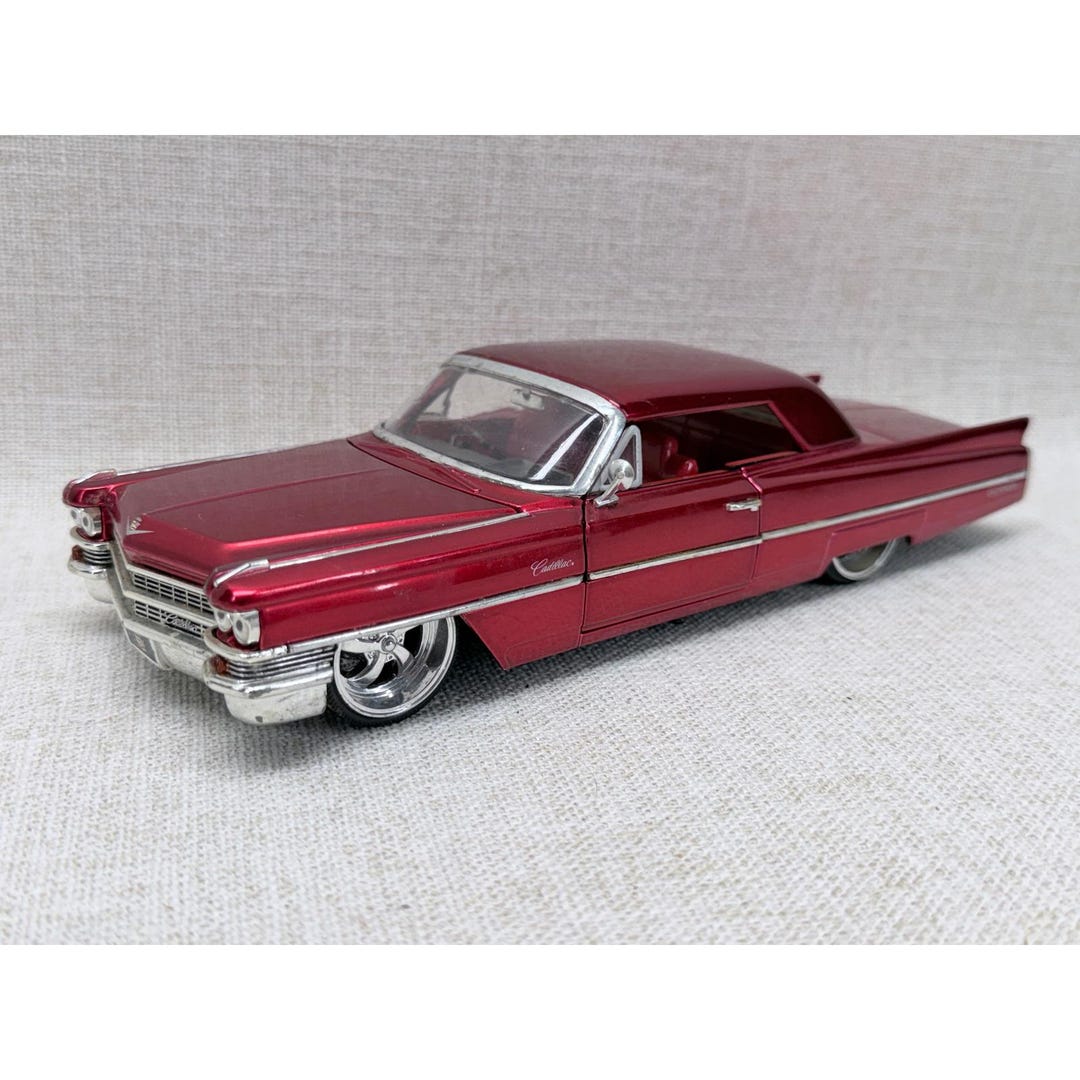 ミニカー JADA DUB CITY OLD SKOOL 1963 Cadillac Jada Dub City Oldskool 1963 Cadillac Series 62 1/24 Diecast Red