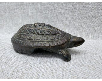 Estatua de tortuga de bronce tailandés antiguo con escritura de Buda Yantra, figura talismán de 4.5"