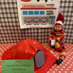 Set de utilería del Departamento de Bomberos de Elfos: Incluye traje de bombero, letreros, extintor y gorro de juguete para niños.