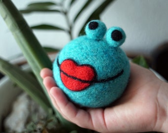 Felted emerald green frog. Gift for kids and lifestyle decor. Eco friendly 100% wool.