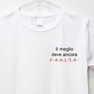 T-Shirt personalizzabile con ricamo Il meglio deve ancora venire, maglietta con frase ricamata