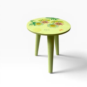 Taburete y mesa auxiliar multiusos pintados a mano: patas desmontables y detalles florales de madera.