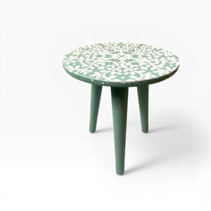 Mesa auxiliar con taburete de madera natural hecha a mano / Diseño compacto / Arte mural abstracto