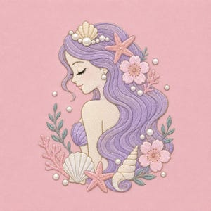 Könnte beinhalten: Ein gesticktes Design mit dem Profil einer Figur mit langem, welligem lavendelfarbenem Haar, verziert mit einer Muschelkrone, rosa Seesternen, hellrosa Blüten und weißen Perlen, die ein Muscheloberteil vor einem rosa Hintergrund trägt.
