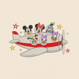 Könnte beinhalten: Ein gesticktes Design eines hellgrauen Flugzeugs mit einem roten Streifen, auf dem Mickey Maus, Minnie Maus, Goofy, Pluto und Daisy Duck aus den Bullaugen schauen, umgeben von kleinen roten und gelben gestickten Sternformen.