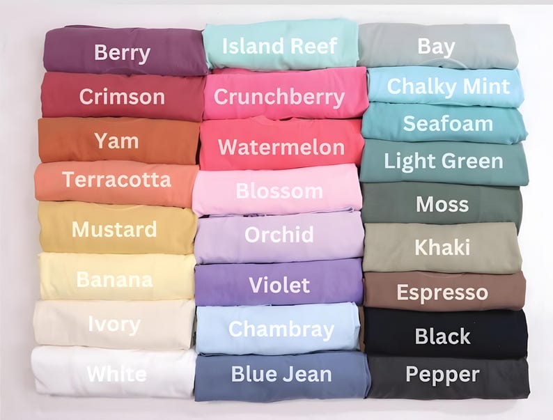 Może przedstawiać: Kolekcja złożonych pr&oacute;bek tkanin w r&oacute;żnych kolorach, w tym Berry, Crimson, Yam, Terracotta, Mustard, Banana, Ivory, White, Island Reef, Crunchberry, Watermelon, Blossom, Orchid, Violet, Chambray, Blue Jean, Bay, Chalky Mint, Seafoam, Light Green, Moss, Khaki, Espresso, Black i Pepper.