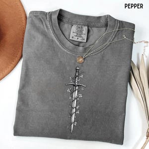Koszula Vintage Sword And Vines na czarnym t-shircie Comfort Colors Dark Academia Gothic Clothing zdjęcie 3