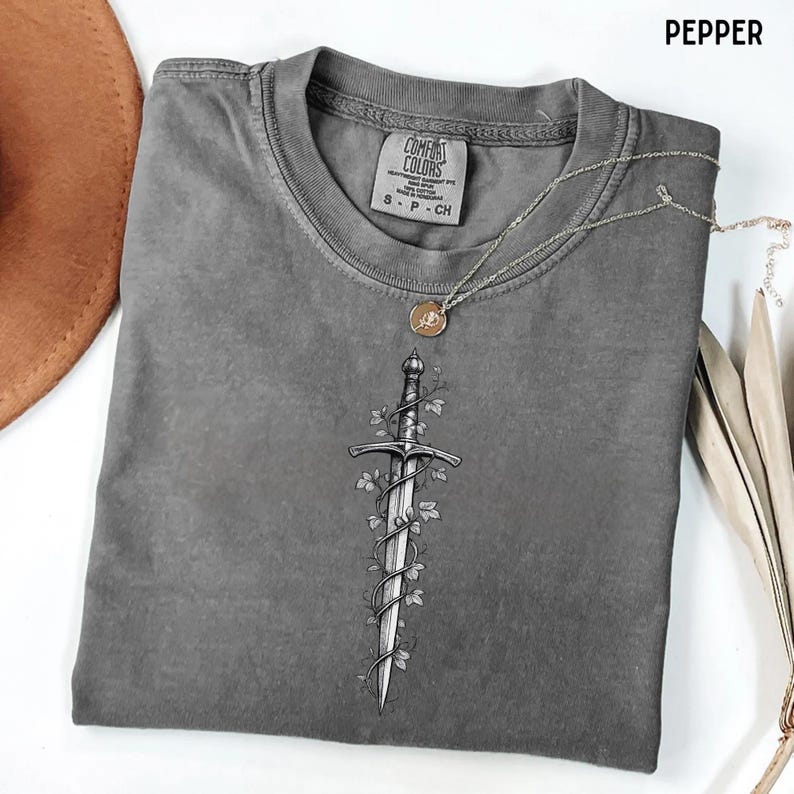 Koszula Vintage Sword And Vines na czarnym t-shircie Comfort Colors Dark Academia Gothic Clothing zdjęcie 3