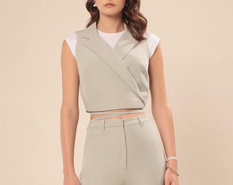 Grauer Ärmelloser Blazer mit Gürtel | Maßgeschneiderte Westenjacke für Damen | Moderne Semi-Formale Schicht | VOLKE
