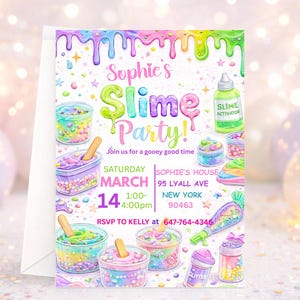 Könnte beinhalten: Eine farbenfrohe Einladung zu einer "Sophie's Slime Party!" mit Illustrationen von Schleim, Glitzer und Behältern mit farbenfrohem Schleim. Die Einladung enthält Datum, Uhrzeit, Ort und RSVP-Informationen.