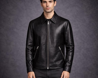 Chaqueta de cuero negra con cremallera frontal y corte impecable